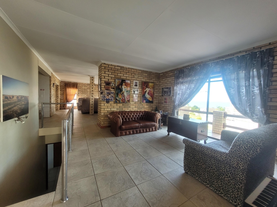 To Let 4 Bedroom Property for Rent in Wavecrest Eastern Cape